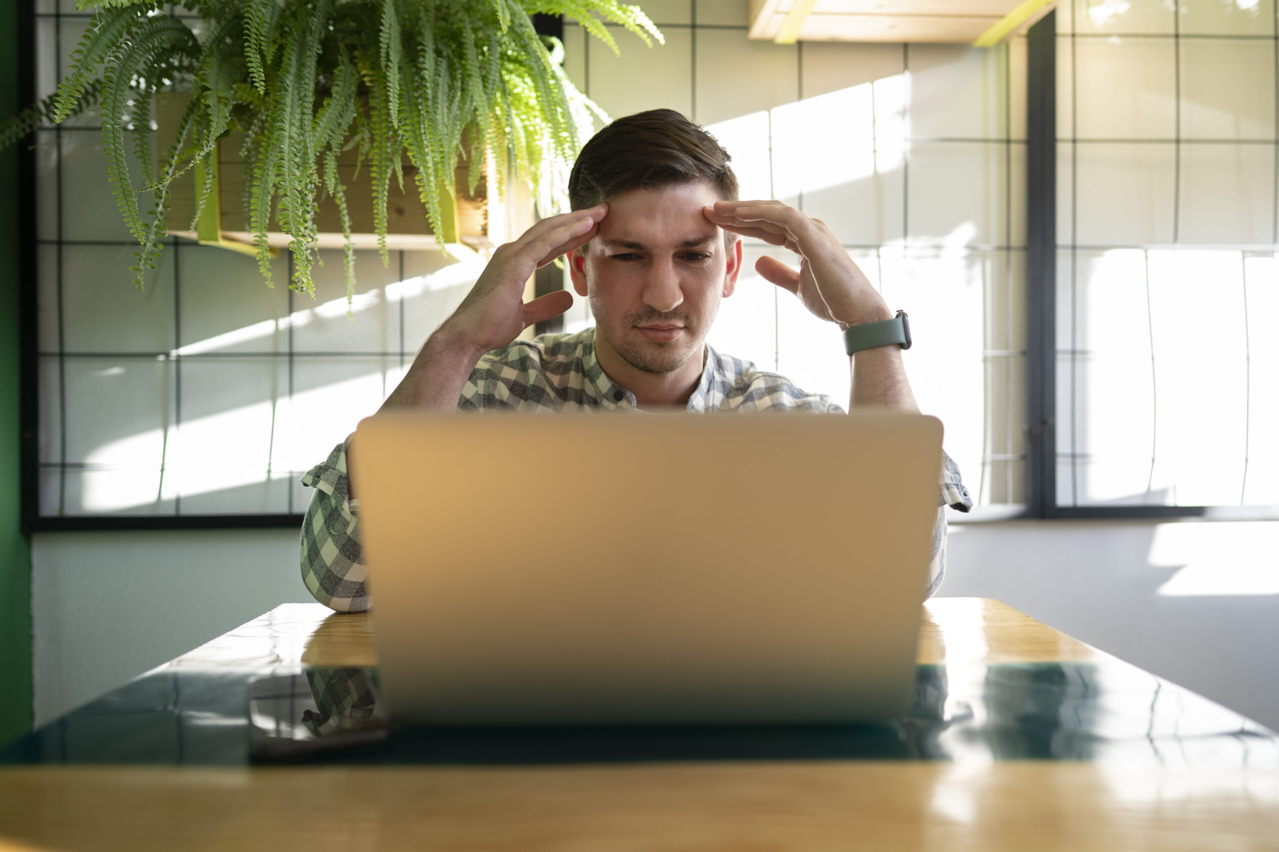 joven emprendedor trabajando distancia scaled