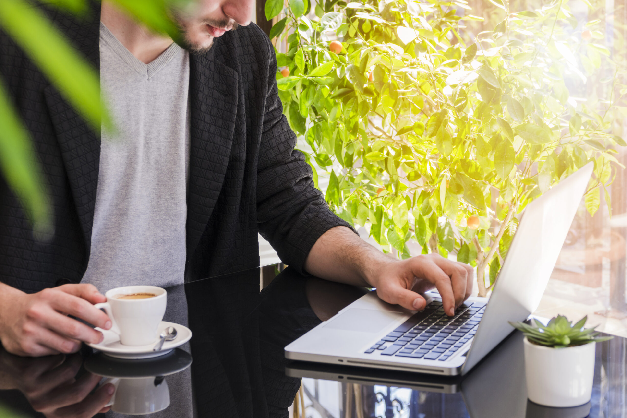 trabajando en la cafeteria scaled
